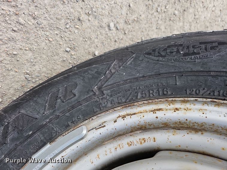 image for item DO4271 1996 GMC Suburban 2500 SL  SUV