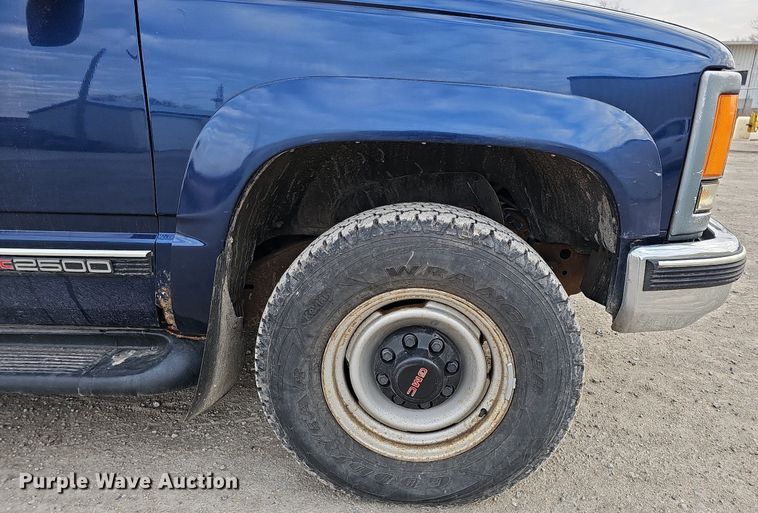 image for item DO4271 1996 GMC Suburban 2500 SL  SUV