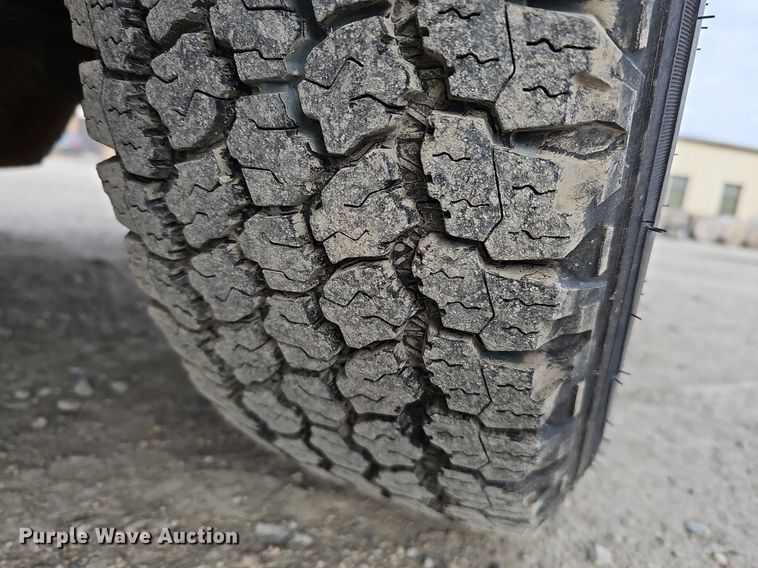 image for item DO4271 1996 GMC Suburban 2500 SL  SUV