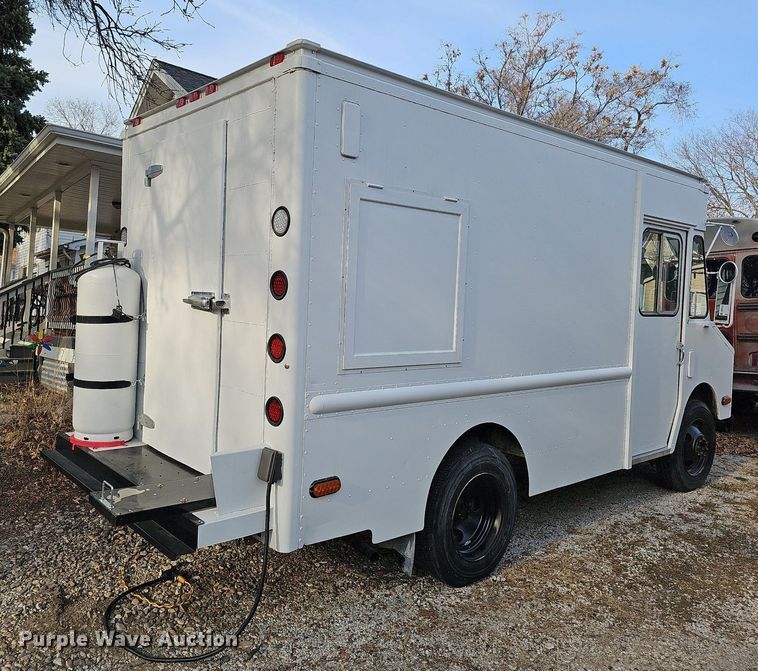 image for item DO4277 1988 Chevrolet P30  food truck