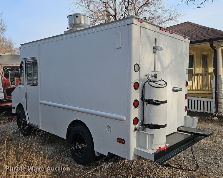 image for item DO4277 1988 Chevrolet P30  food truck