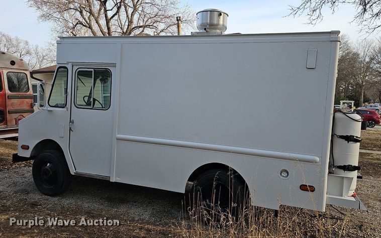 image for item DO4277 1988 Chevrolet P30  food truck