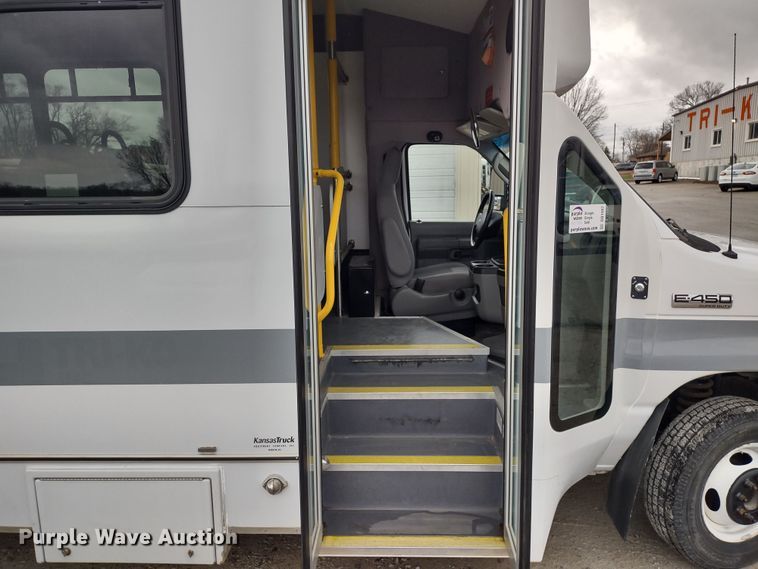 image for item DQ1587 2015 Ford E450 Super Duty El Dorado  shuttle bus