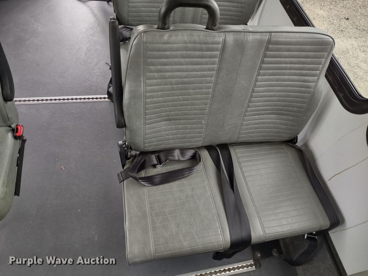 image for item DQ1587 2015 Ford E450 Super Duty El Dorado  shuttle bus