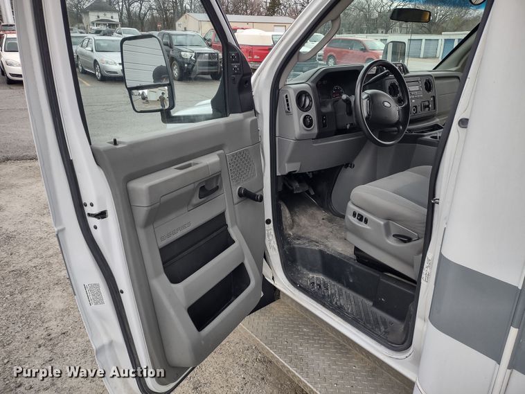 image for item DQ1587 2015 Ford E450 Super Duty El Dorado  shuttle bus