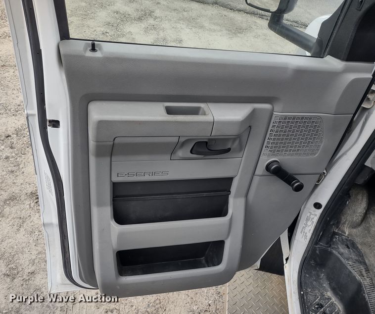 image for item DQ1587 2015 Ford E450 Super Duty El Dorado  shuttle bus