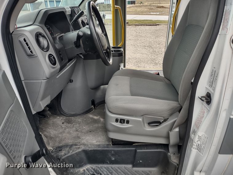 image for item DQ1587 2015 Ford E450 Super Duty El Dorado  shuttle bus