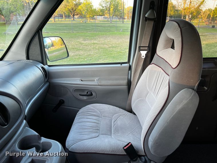 image for item DQ2020 2000 Ford E350  RV