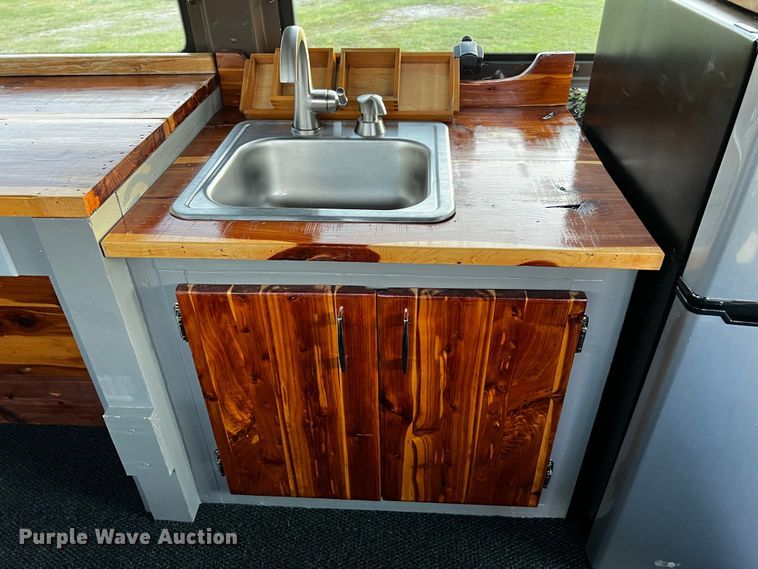 image for item DQ2020 2000 Ford E350  RV