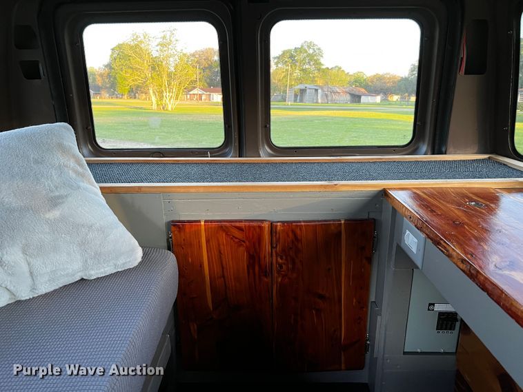 image for item DQ2020 2000 Ford E350  RV