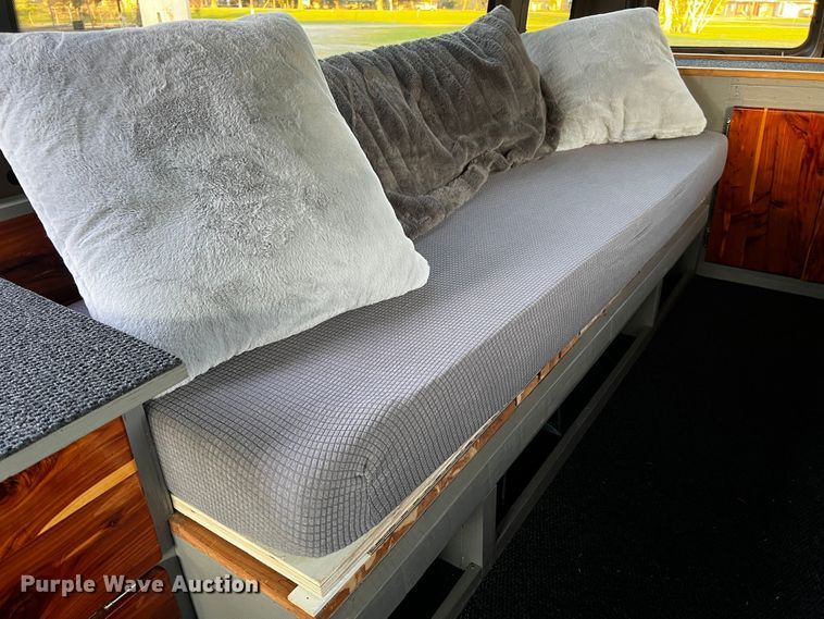 image for item DQ2020 2000 Ford E350  RV