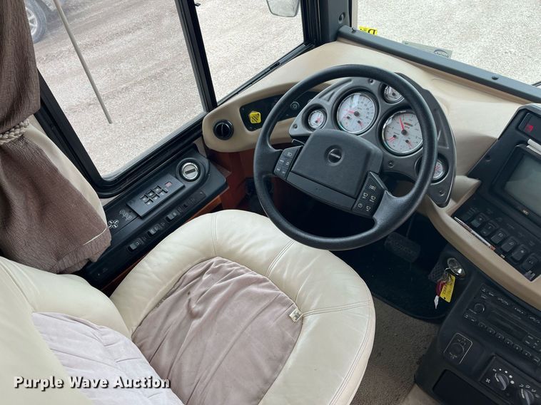 image for item DQ4104 2004 Fleetwood Revolution  RV