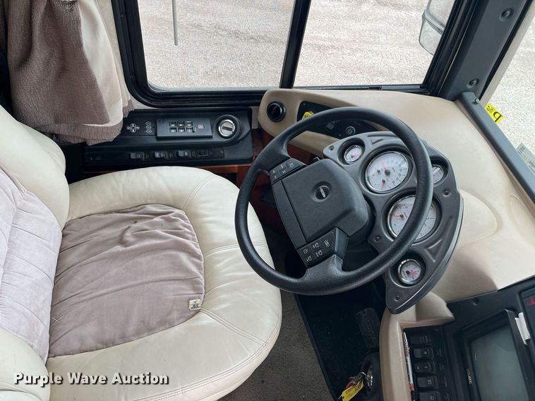 image for item DQ4104 2004 Fleetwood Revolution  RV