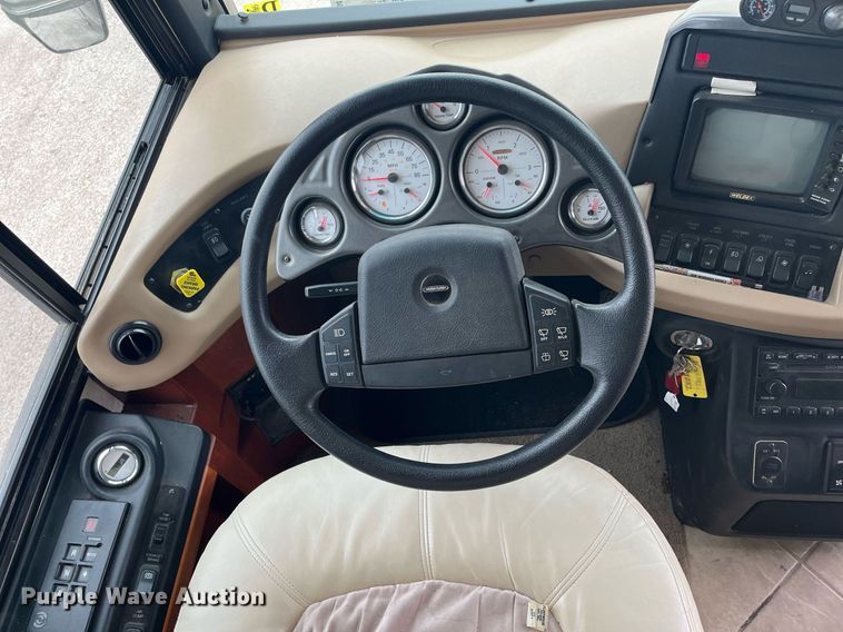 image for item DQ4104 2004 Fleetwood Revolution  RV