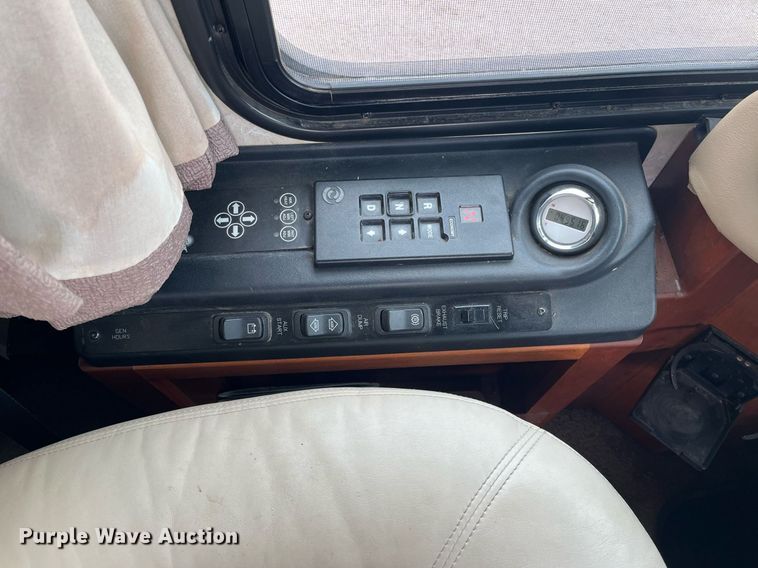 image for item DQ4104 2004 Fleetwood Revolution  RV