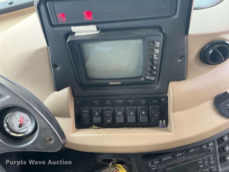 image for item DQ4104 2004 Fleetwood Revolution  RV