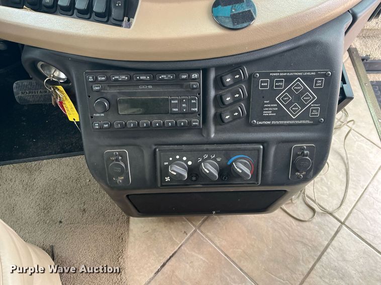 image for item DQ4104 2004 Fleetwood Revolution  RV