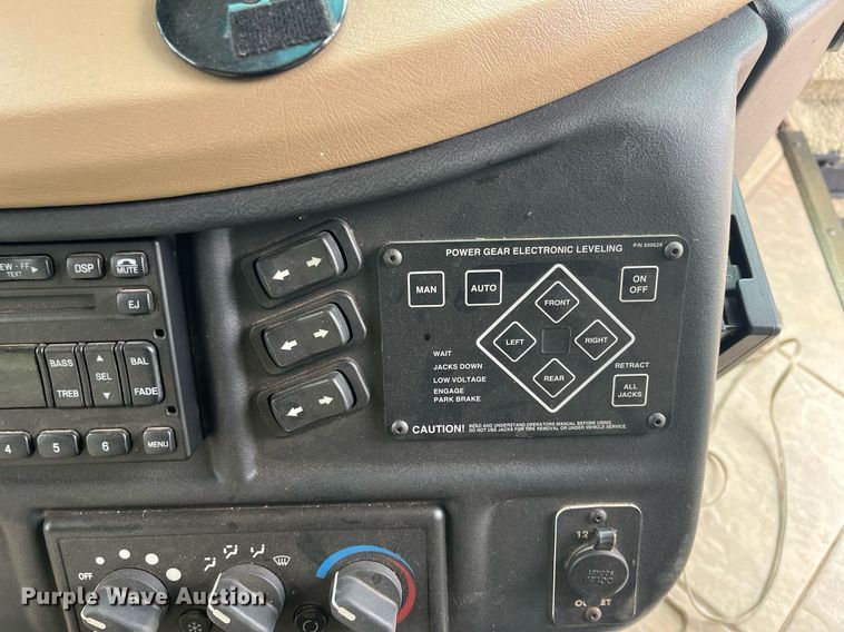 image for item DQ4104 2004 Fleetwood Revolution  RV