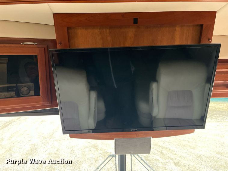 image for item DQ4104 2004 Fleetwood Revolution  RV