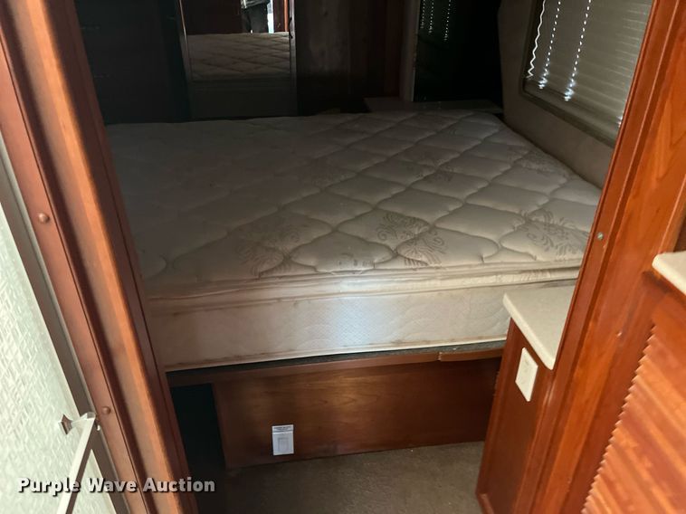 image for item DQ4104 2004 Fleetwood Revolution  RV