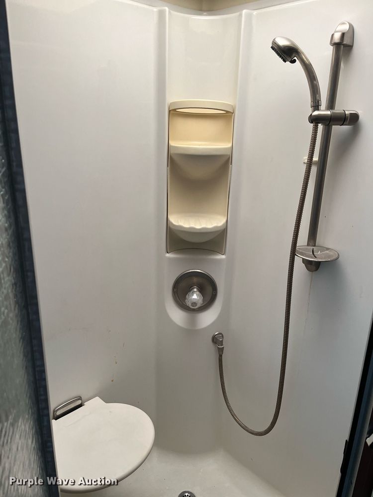 image for item DQ4104 2004 Fleetwood Revolution  RV