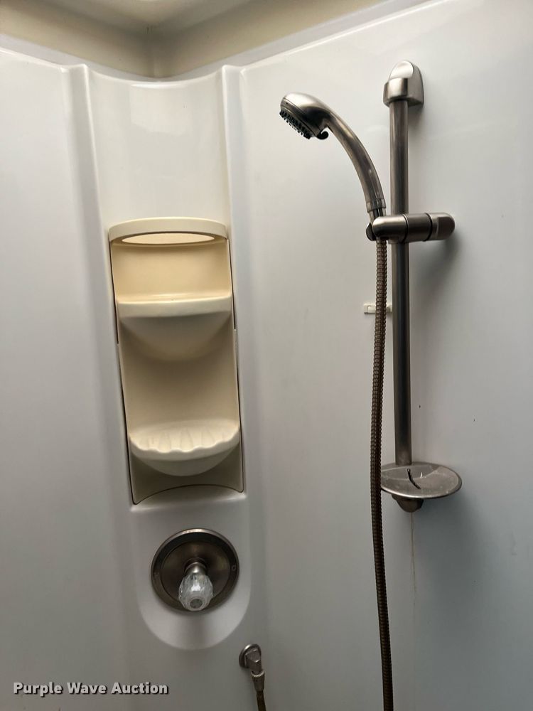 image for item DQ4104 2004 Fleetwood Revolution  RV