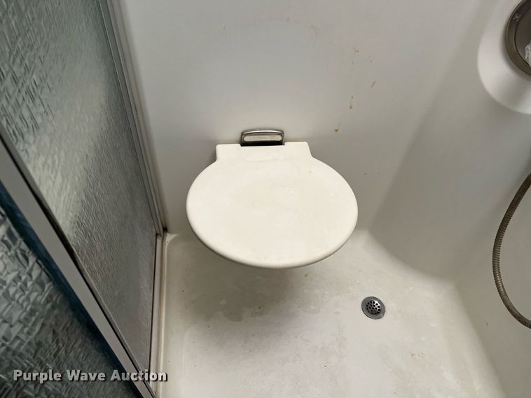 image for item DQ4104 2004 Fleetwood Revolution  RV