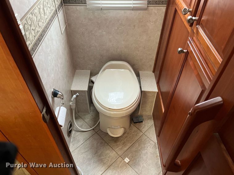 image for item DQ4104 2004 Fleetwood Revolution  RV