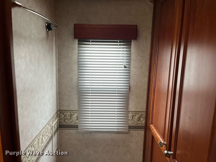 image for item DQ4104 2004 Fleetwood Revolution  RV