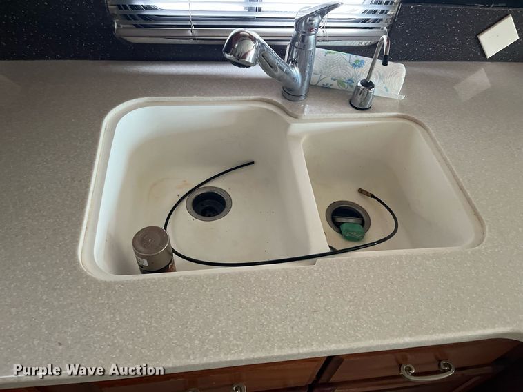 image for item DQ4104 2004 Fleetwood Revolution  RV