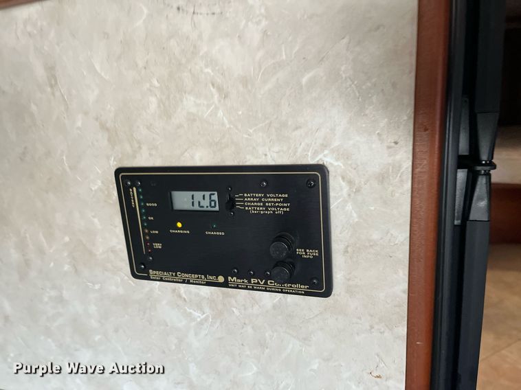 image for item DQ4104 2004 Fleetwood Revolution  RV