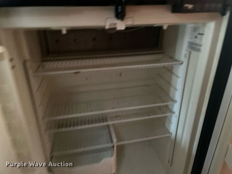 image for item DQ4104 2004 Fleetwood Revolution  RV