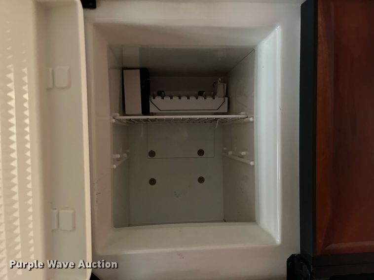 image for item DQ4104 2004 Fleetwood Revolution  RV