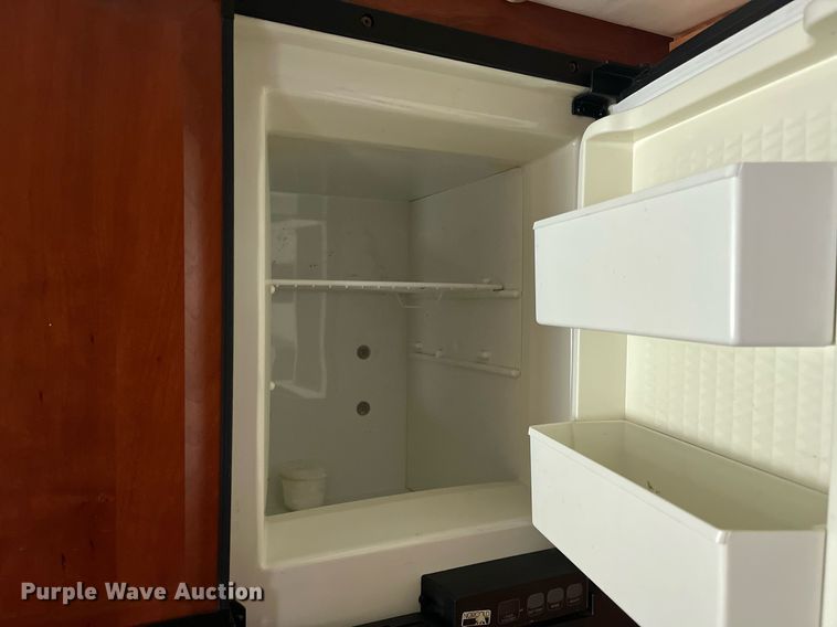 image for item DQ4104 2004 Fleetwood Revolution  RV