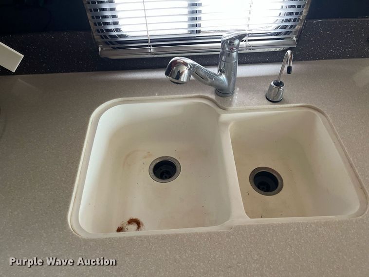 image for item DQ4104 2004 Fleetwood Revolution  RV