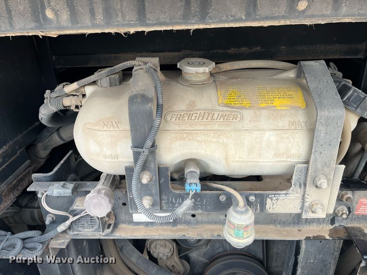 image for item DQ4104 2004 Fleetwood Revolution  RV