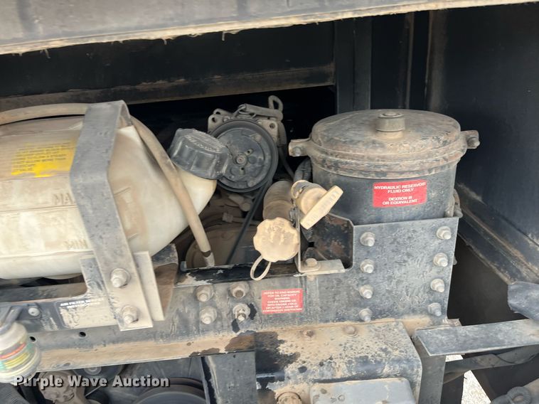 image for item DQ4104 2004 Fleetwood Revolution  RV