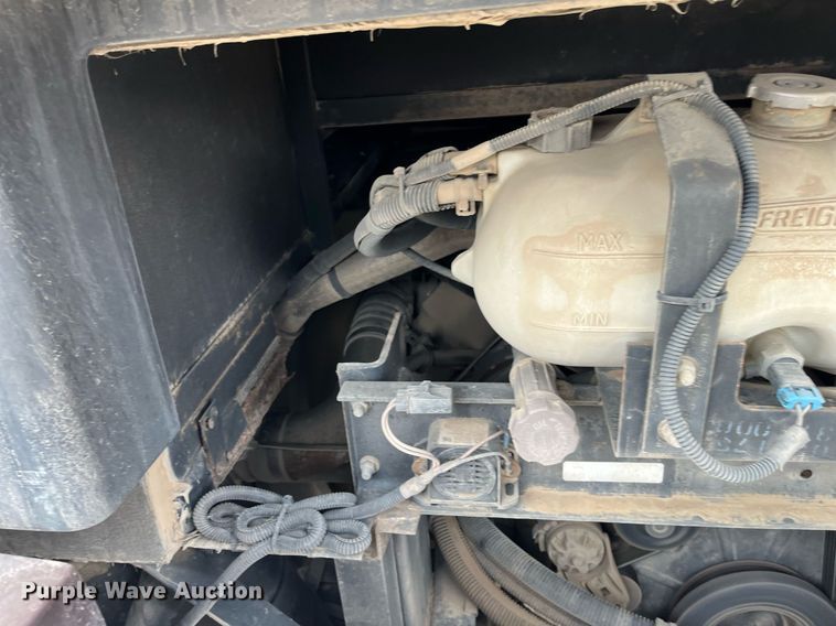 image for item DQ4104 2004 Fleetwood Revolution  RV