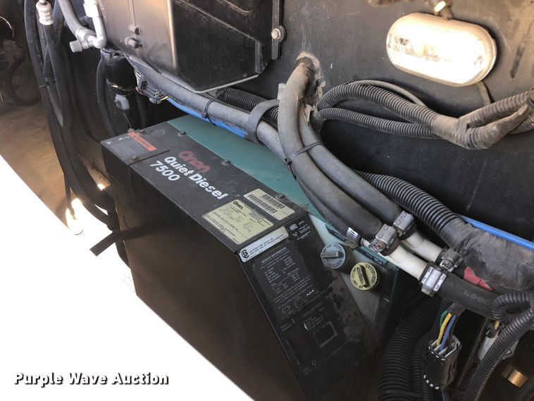 image for item DQ4104 2004 Fleetwood Revolution  RV