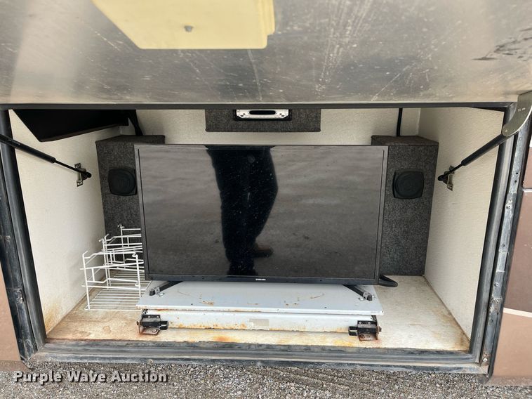 image for item DQ4104 2004 Fleetwood Revolution  RV