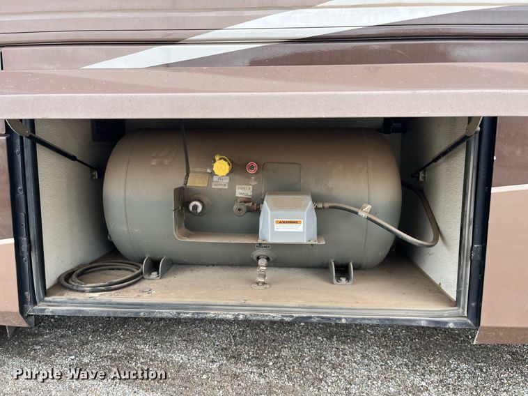 image for item DQ4104 2004 Fleetwood Revolution  RV