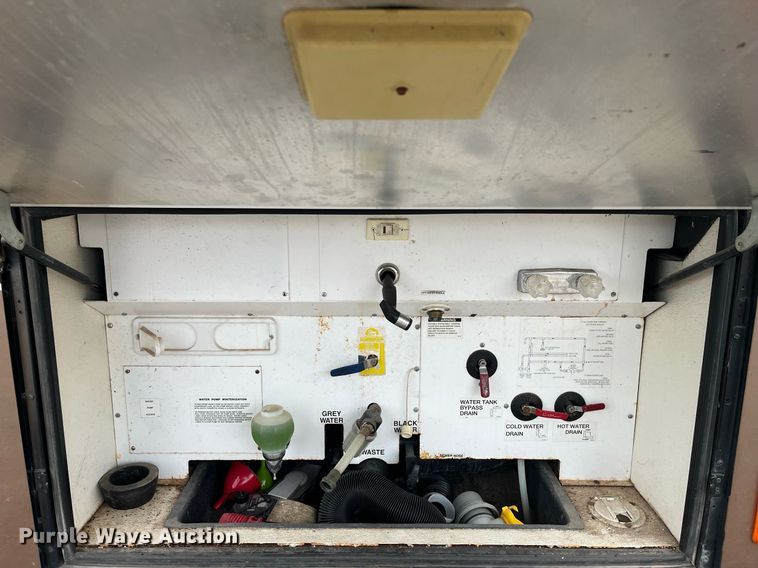 image for item DQ4104 2004 Fleetwood Revolution  RV