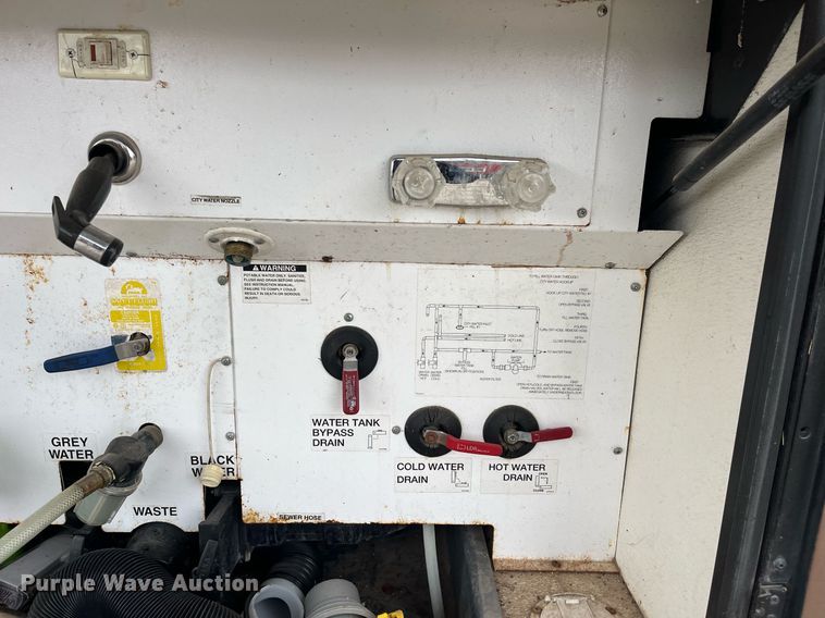 image for item DQ4104 2004 Fleetwood Revolution  RV