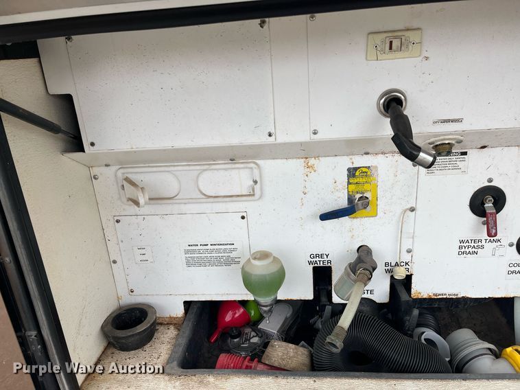 image for item DQ4104 2004 Fleetwood Revolution  RV