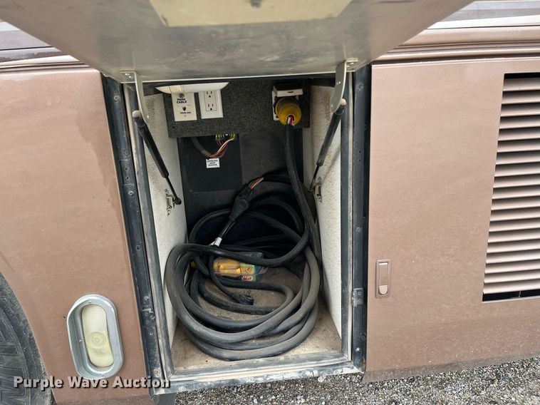 image for item DQ4104 2004 Fleetwood Revolution  RV