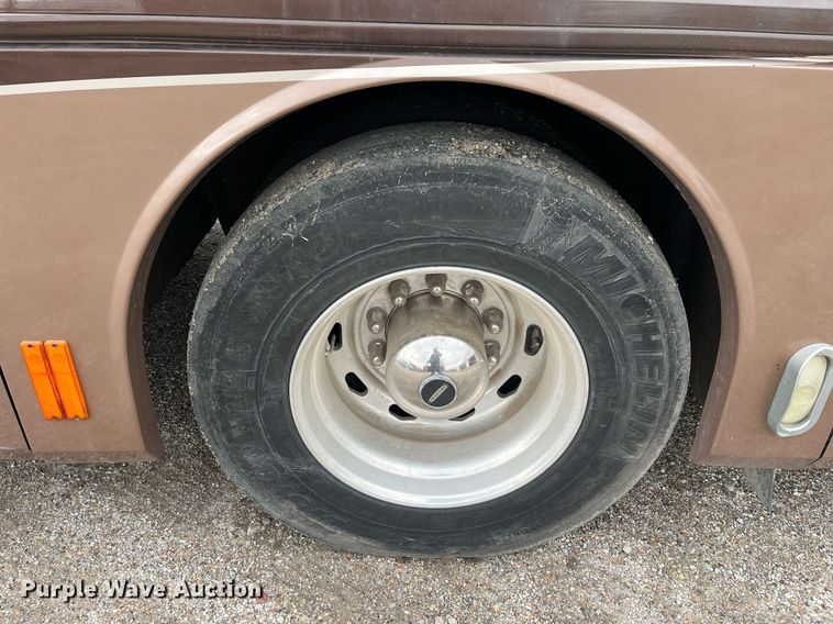 image for item DQ4104 2004 Fleetwood Revolution  RV