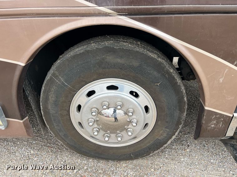 image for item DQ4104 2004 Fleetwood Revolution  RV