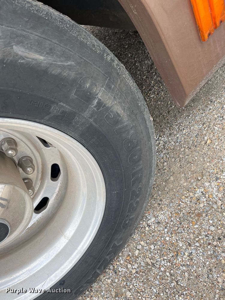 image for item DQ4104 2004 Fleetwood Revolution  RV