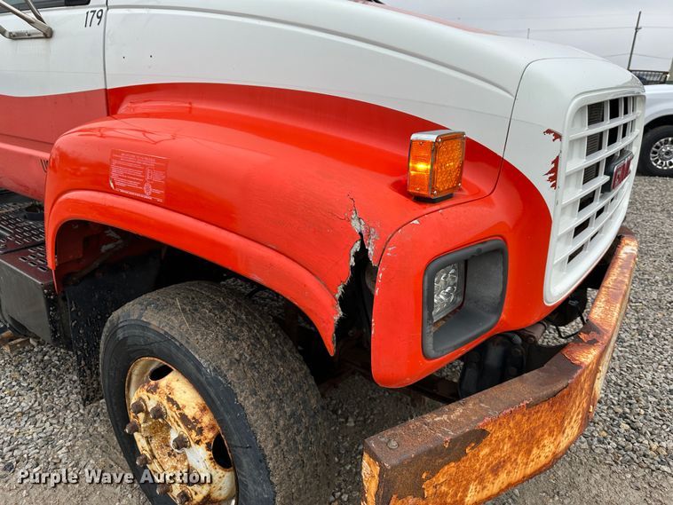 image for item DR5068 2000 GMC C6500  truck cab and chassis