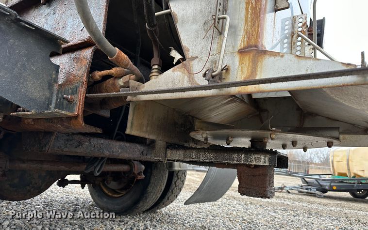 image for item DR5068 2000 GMC C6500  truck cab and chassis